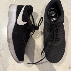 Nike women’s tanjun sneakers